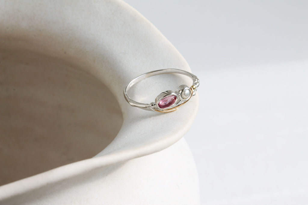 Ri0974 pink tourmaline and white pearl silver ring with gold detail